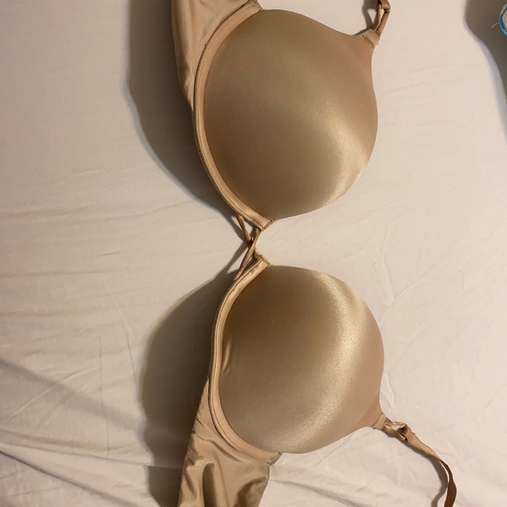 Victoria’s Secret bombshell plunge